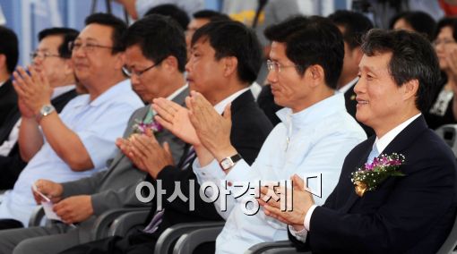 [포토]밝은표정 권도엽 장관