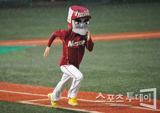 [포토] 턱돌이 '빗 속을 달린다!'