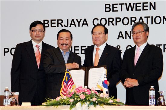 포스코건설(사장 정동화)은 지난 13일 말레이시아의 수도 쿠알라룸푸르(Kuala Lumpur)에서 현지 재계 순위 6위의 버자야社(Berjaya Corporation)와 전략적 협력을 위한 양해각서(MOU)를 체결했다.
정동화 포스코건설 사장(사진 오른쪽 두번째)과 탄스리 빈센트 탄(Tan Sri Vincent Tan) 버자야社 회장(사진 오른쪽 세번째)이 양해각서를 들어 보이고 있다.
