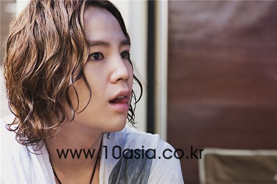 [PHOTO] Jang Keun-suk reviews scenes for "You Are My Pet"