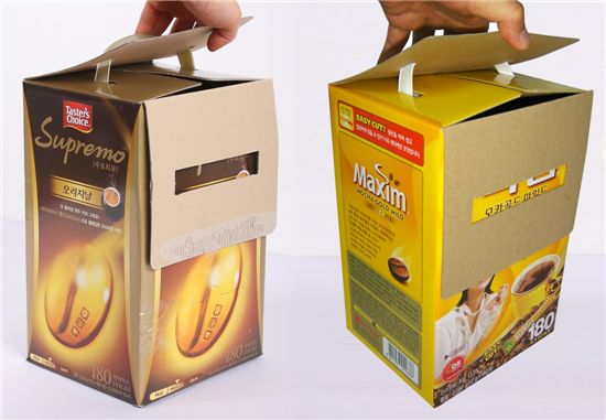 소송을 제기한 한진피앤씨가 납품중인 동서식품 커피믹스 포장제품(오른쪽)과 한국네슬레 포장제품.