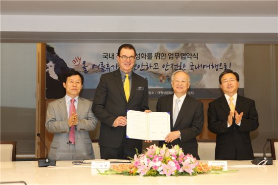 한국관광공사 이참 사장(왼쪽 두번째)과 손경식 대한상공회의소 회장(오른쪽 두번째)이 업무협약을 맺고 있다. 