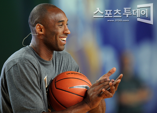 [포토] 코비 브라이언트 '한국 친구들 실력이 대단한데~'