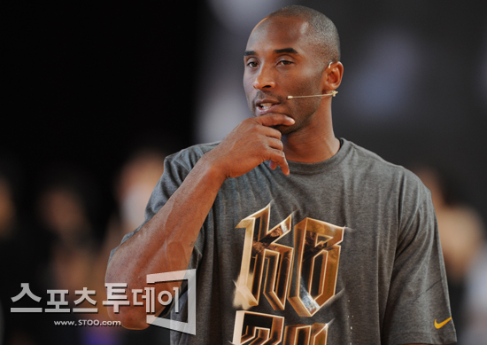 [포토] 코비 브라이언트 '음, 저 친구 대단한데'