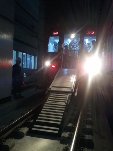 비상상황이 발생하면 신분당선 지하철 앞뒤에 있는 비상탈출문으로 승객들이 대피할 수 있다.