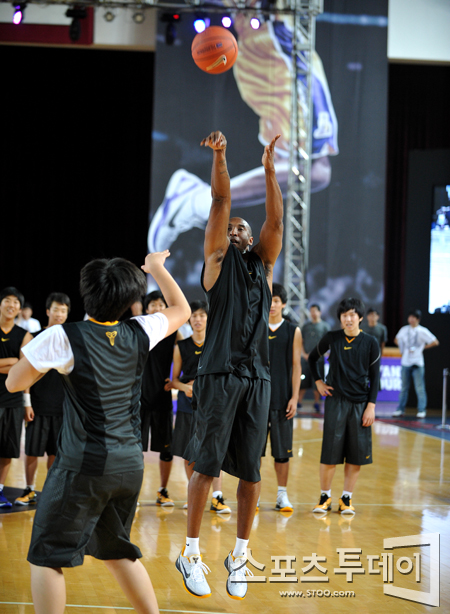 [포토] 코비 브라이언트 '왼손은 거들뿐'