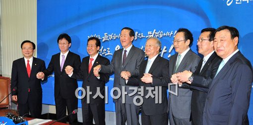 [포토] 한나라당 신임 지도부와 손 잡은 경제5단체장