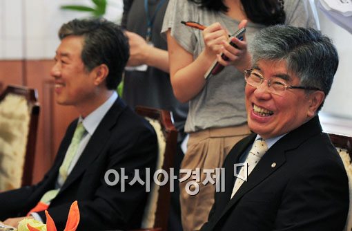 [포토] 물가 비상, 활짝 웃는 김중수 한은 총재