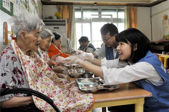 포스코건설 직원들이 지난 16일 인천 지역 한 노인요양원에서 삼계탕 봉사 활동을 펼쳤다. 