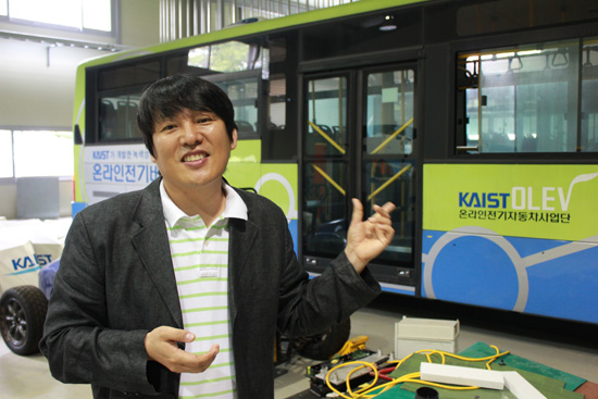 김종우 KAIST 온라인전기자동차사업단 HW그룹 팀장이 개발 중인 온라인전기자동차에 대해 설명하고 있다.