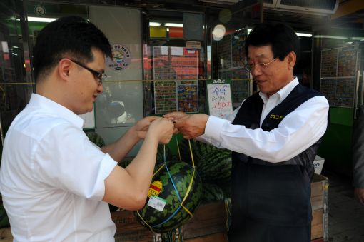 남인석 중부발전 사장이 수박을 판매하고 있다.