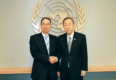 주강수 가스공사 사장(왼쪽)이 6월 24일 반기문 유엔(UN)사무총장(오른쪽)을 만나 IGU와 UN간의 협력문제를 협의한 뒤 악수하고 있다.