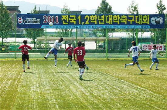 '2011 전국 1,2학년 대학 축구대회' 개막식 후 첫 경기를 갖고 있는 선수들.
