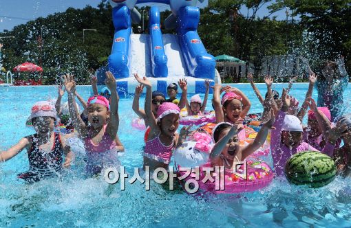 [포토]엄마는 장보고 우리는 수영하고