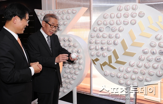 [포토] 이용일 총재대행 '제 사인볼도 여기 있네요~'