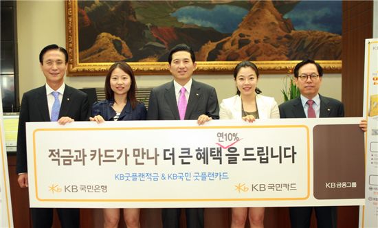 ▲KB국민은행은 20일 적금과 카드를 접목시킨 'KB굿플랜적금'과 'KB국민 굿플랜카드' 를 출시했다. 이날 국민은행 명동지점에서 임영록 KB금융지주 사장(가운데)과 민병덕 국민은행장(왼쪽), 최기의 KB국민카드 사장(오른쪽)이 상품을 홍보하고 있다.