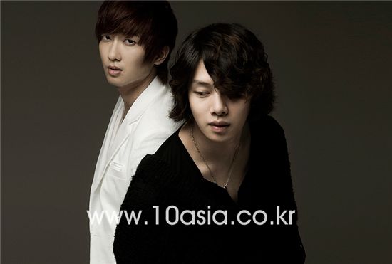Project group M&D members Jungmo (TRAX) and Heechul (Super Junior) [Lee Jin-hyuk/10Asia]