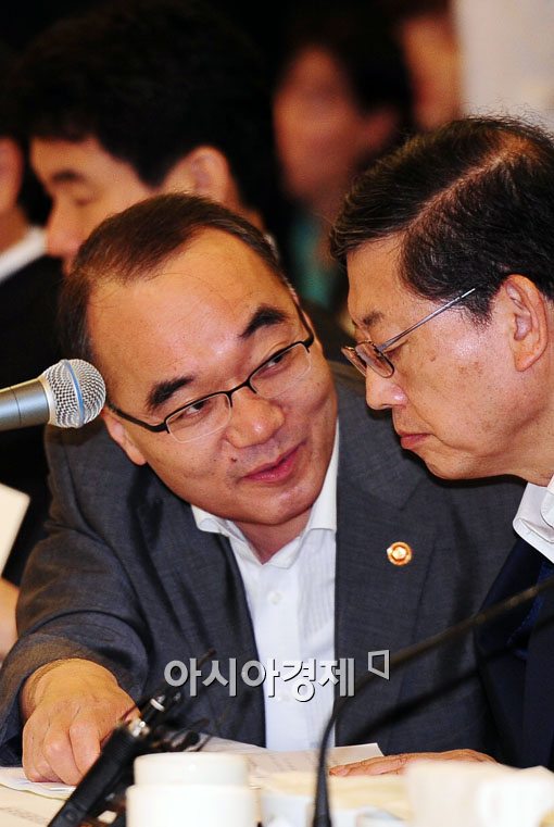 [포토] 김황식 총리와 의견 나누는 박재완 장관