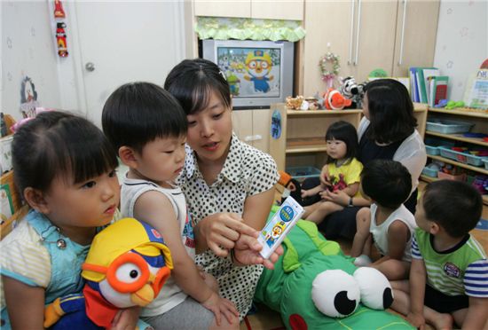  LG 유플러스가 아이코닉스 엔터테인먼트와 공동으로 뽀로로를 이용한 유아용 앱 ‘뽀로로 첫 낱말놀이’를 출시한다고 21일 밝혔다. 사진은 유아가 ‘뽀로로 첫 낱말놀이’를 이용해 말하기, 읽기, 쓰기 놀이는 즐기는 모습.

