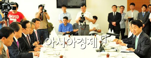 [포토] 대학 동문회장 만나는 이주호 장관