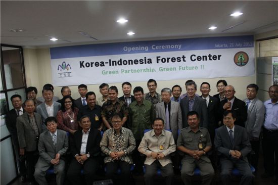 한국·인도네시아 산림협력센터 개소식 때 두 나라 관계자들이 기념사진을 찍고 있다.