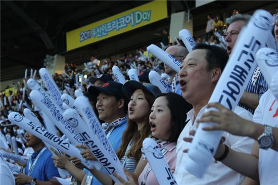 박용만 회장(右)과 김용성 사장(左)이 21일 잠실 야구경기장에서 열린 ‘두산인프라코어데이’ 행사에서 대학생들과 응원전을 펼치고 있다.
