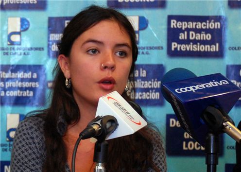 칠레 학생시위 현장에 미모의 '공산주의자 女神'