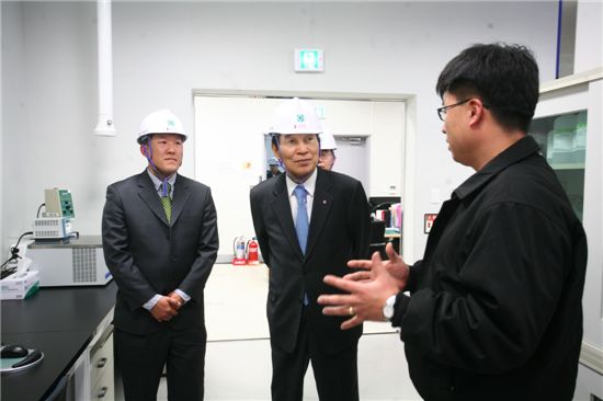 김반석 LG화학 부회장(가운데)이 배터리 협력사인 리켐을 방문, 현장 직원으로부터 생산과정을 소개받고 있다.