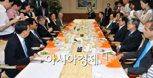 [포토]김중수 총재와 시중은행장들의 대화!