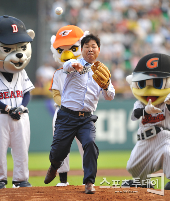 [포토] 이만수 '있는 힘껏 던진다~'