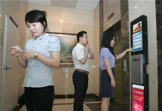 LG유플러스는 23인치 터치형 LED 모니터와 할인쿠폰 발급기가 구비된 자동심장제세동기 디지털 보관함 ‘U+ 미디어라이프’를 출시한다고 24일 밝혔다. 사진은 서울 용산구의 한 아파트에서 고객이 주변 정보가 입력된 전자게시판에서 할인 쿠폰을 출력하고 있는 모습. 

