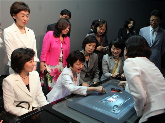 한국과 일본 여성 의원들이 SK텔레콤의 전시관 티움에 들려 최첨단 정보통신기술을 체험했다. 
