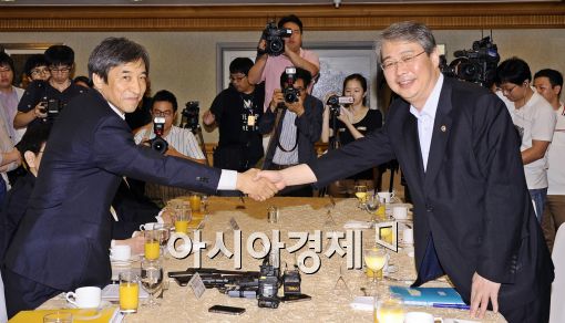[포토]인사 나누는 기획재정부-한국은행