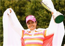  미야자토 아이가 일장기를 두른 채 트로피를 들고 기뻐하고 있다. 사진=LPGA공식홈페이지 