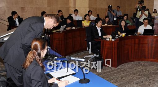 [포토]인사하는 리처드 힐 은행장