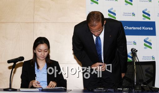 [포토]고개숙인 리처드 힐 SC 제일은행 은행장