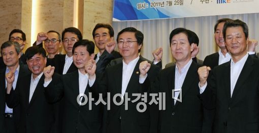 [포토]'함께 성장! 주먹 불끈!'