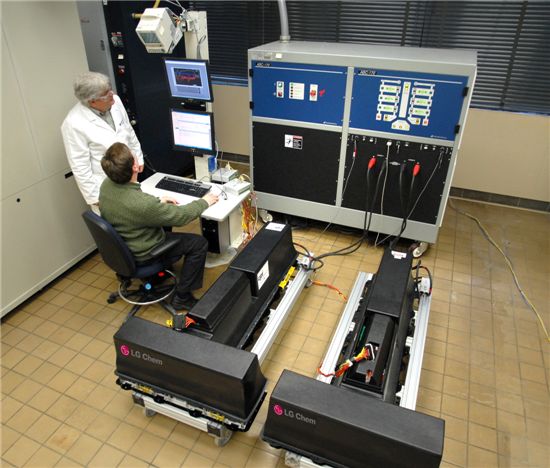 LG화학 미국 현지 연구법인인 LGCPI 연구원들이 GM 쉐보레 볼트에 탑재되는 T-형 배터리 팩을 검사하고 있다.
