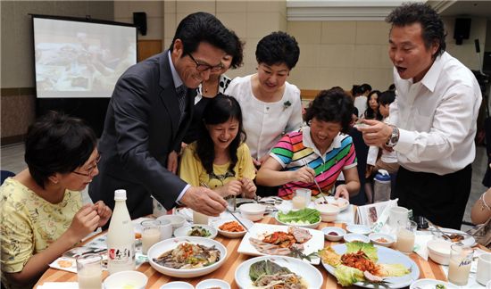 25일 오후 서울 마포구 '거구장'에서 열린 차이란 추천 한국 음식 시식 행사에 참석한 중국인 관광객들이 한국 음식을 맛보고 있다. 이날 행사에는 정병국 문화체육관광부 장관이 함께 했다. 