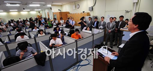 [포토] 전기요금 인상안 발표하는 최중경 장관