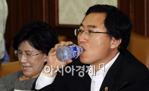 [포토]물 마시는 물가장관