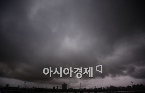 [포토] 먹구름 낮게 깔린 서울