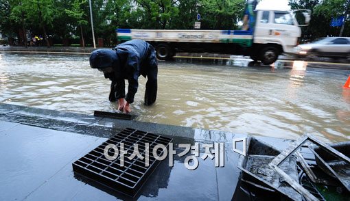 [포토] 빗물 토해 내는 하수구