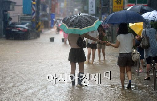 [포토] '손 꼭 잡고, 조심스럽게'