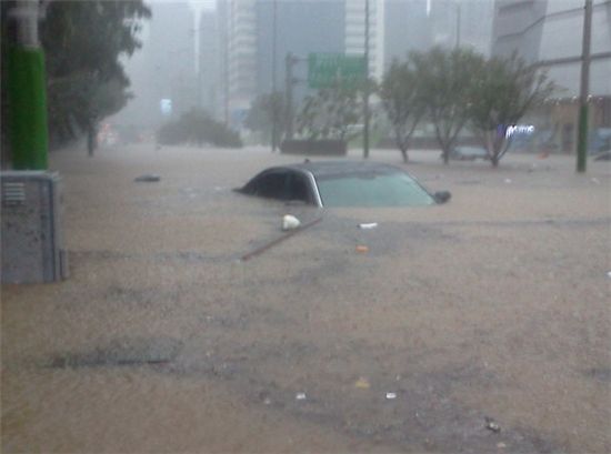 '차가 둥둥…' 서울 폭우, SNS 통해 실시간 사진 올라와 