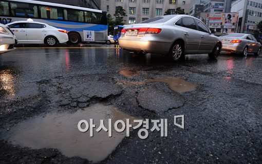 [포토] 깨진 도로