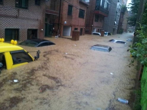 지난달 말 발생한 폭우에 골목길 주차된 차들이 물에 잠겼다.