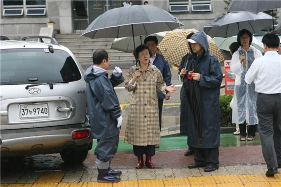 신연희 강남구청장, 대치역 사거리 찾아 피해 복구 논의