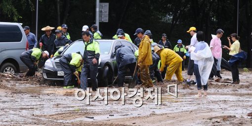 폭우로 수도권 교통망 마비.. 출퇴근 시간 조정해야