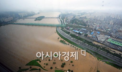 [포토] '폭우 한방에 스타일 구긴 디자인 서울'